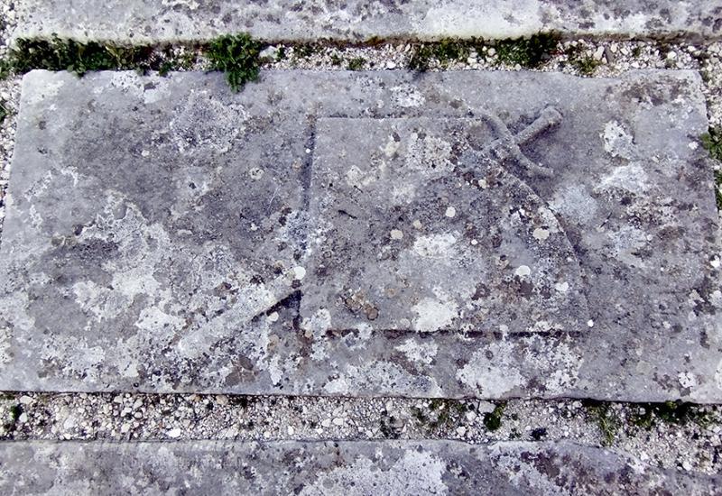 Jedna od grobnih ploča ispred crkve u Bastu - Baška Voda, žubor-potok ispod Biokova