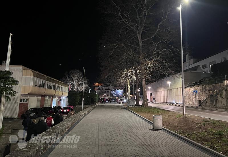 Šetnica uz Katedralu - Župnik kritizirao Grad Mostar - gdje je 15 parking mjesta?