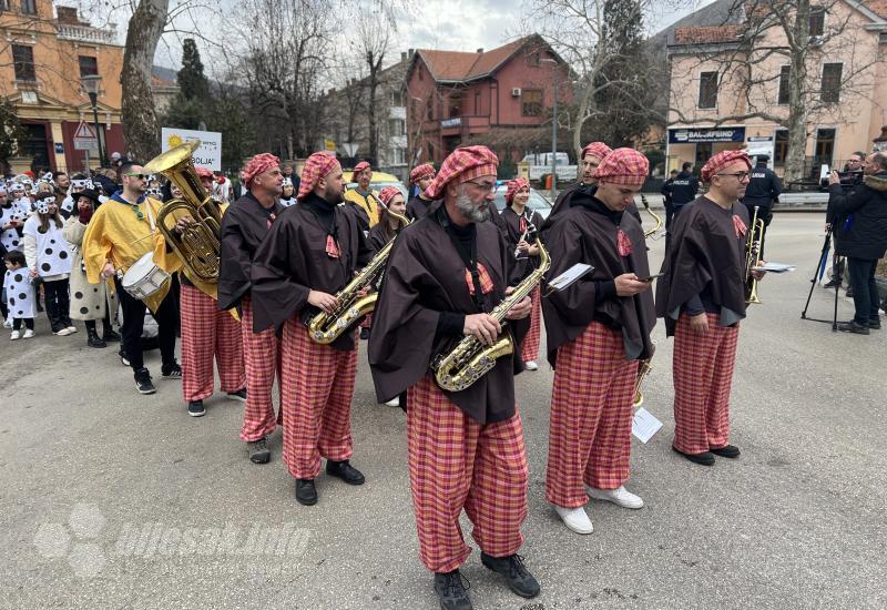 Karnevalska povorka 2024. - FOTO Jagode, grašak, mrkvice…Veseli karneval na ulicama Mostara