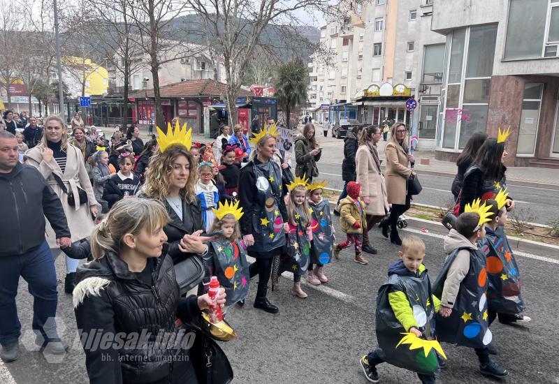 Karnevalska povorka 2024. - FOTO Jagode, grašak, mrkvice…Veseli karneval na ulicama Mostara