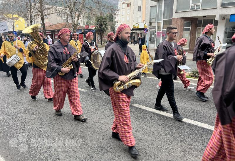 FOTO Jagode, grašak, mrkvice…Veseli karneval na ulicama Mostara
