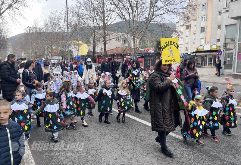 FOTO Jagode, grašak, mrkvice…Veseli karneval na ulicama Mostara