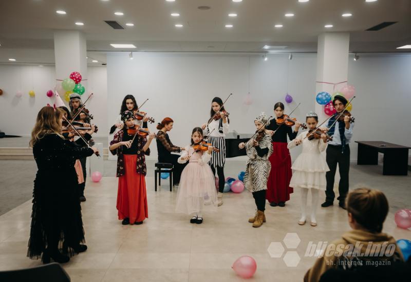 FOTO Nezaboravna večer u Mostaru: Violinisti pod maskama 