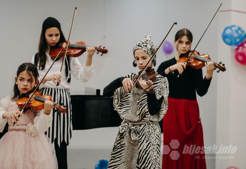 FOTO Nezaboravna večer u Mostaru: Violinisti pod maskama 
