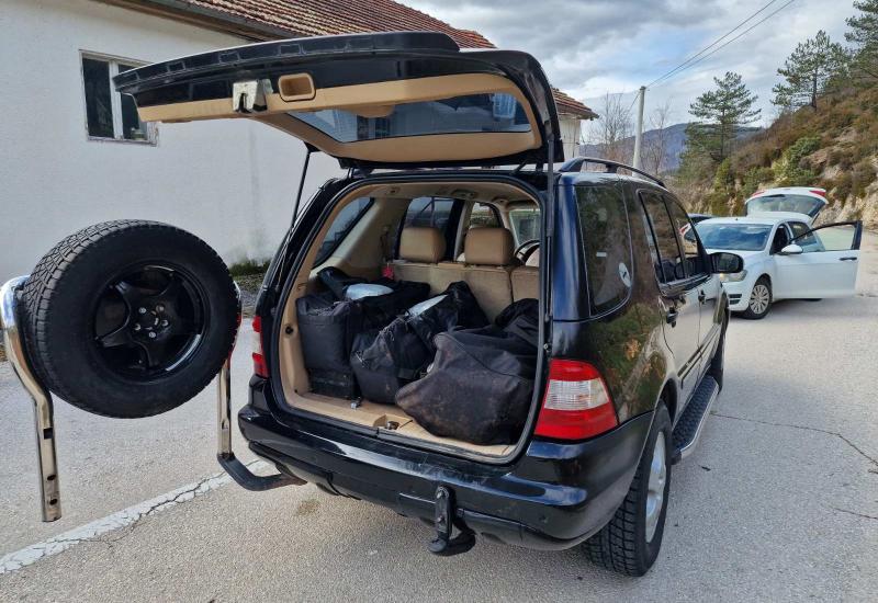 Granična policija otkrila drogu - Hercegovina - u Mercedesu otkriveno 40 kg skunka