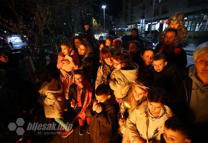 Prisutni uživaju u programu ovogodišnjeg karnevala u mostarskom naselju Centar 2 - Karneval