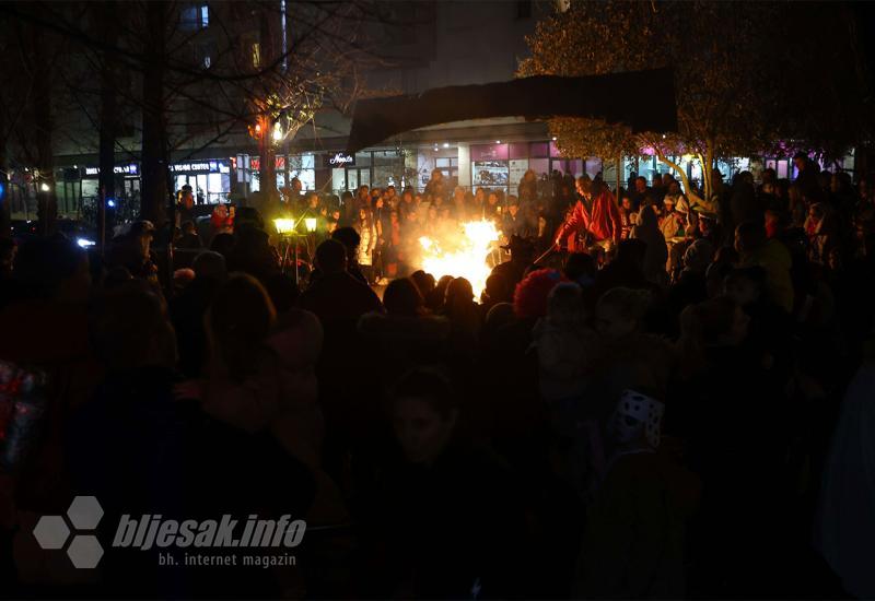 Velik broj prisutnih na karnevalu u mostarskom naselju Centar 2 - Karneval