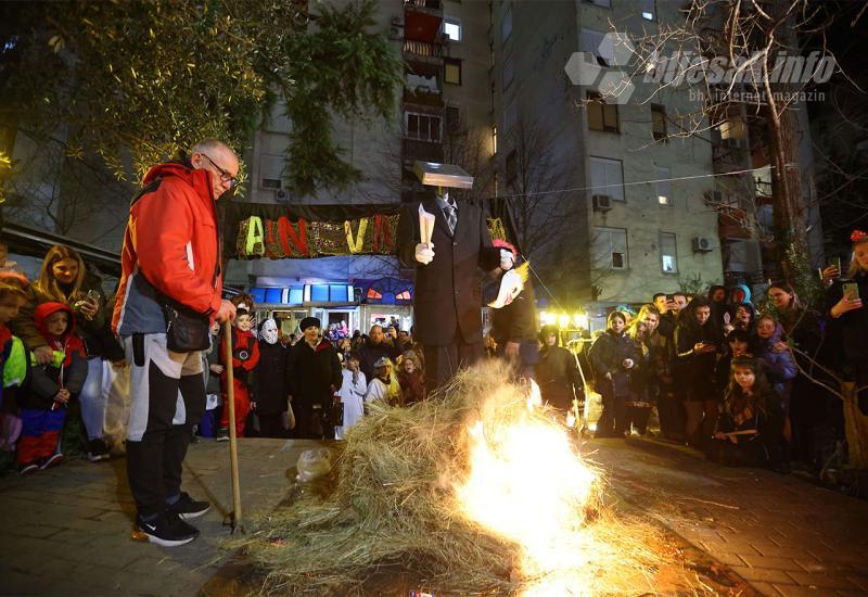 FOTO | U Mostaru zapaljen Duo Centos Zemljarušić - ovogodišnji uzročnik mostarskih problema