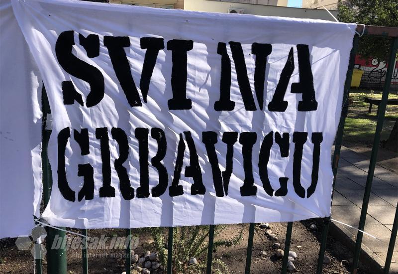 FOTO | Mostar: Ultrasi transparentima pozvali navijače na Grbavicu