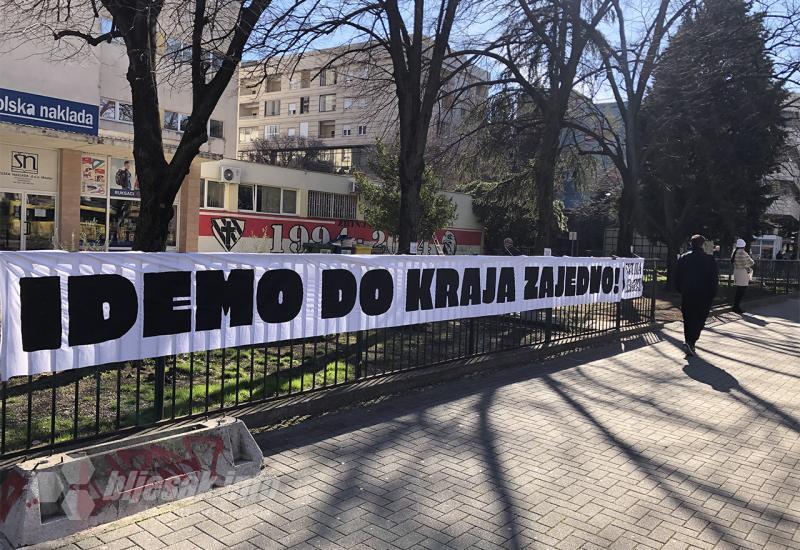 FOTO | Mostar: Ultrasi transparentima pozvali navijače na Grbavicu
