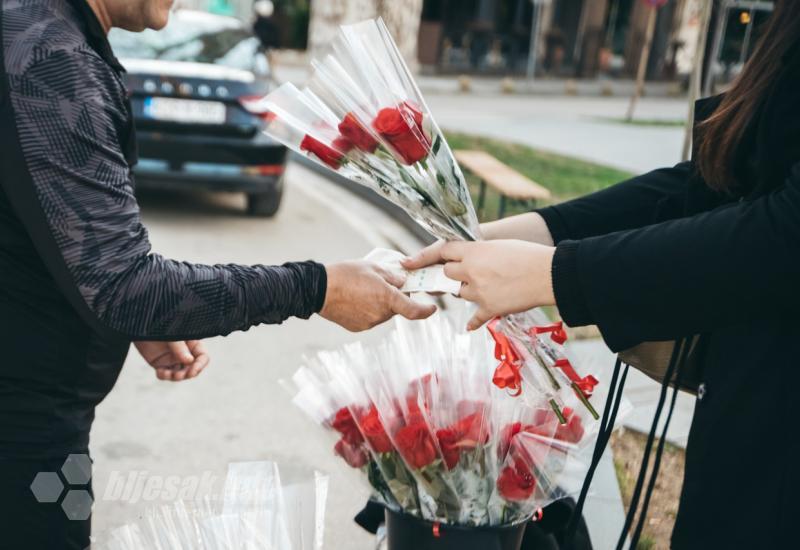 Običaj je za Valentinovo voljenoj osobi pokloniti cvijeće, posebno ruže kao simbol ljubavi - S mostarskih ulica | Valentinovo već godinama nije dobar dan za prodaju cvijeća