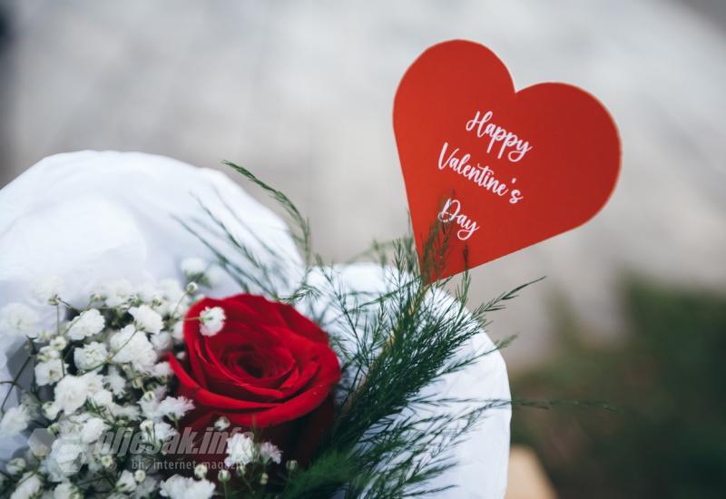 Običaj je za Valentinovo voljenoj osobi pokloniti cvijeće, posebno ruže kao simbol ljubavi - S mostarskih ulica | Valentinovo već godinama nije dobar dan za prodaju cvijeća
