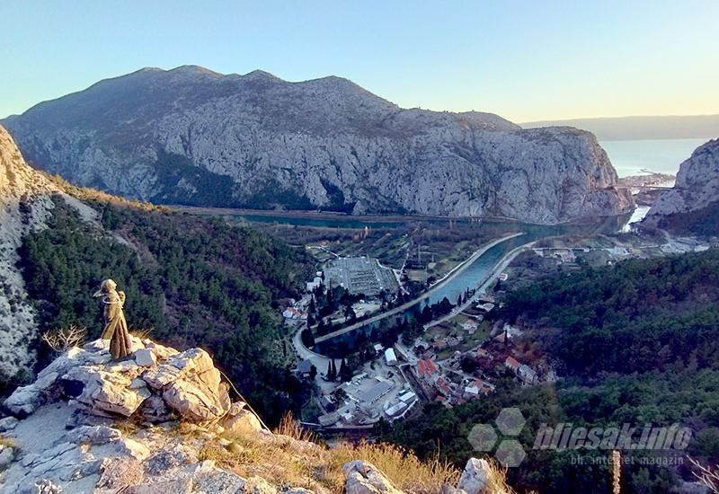 Omiš: Pod skutima Mirabele, u zazivu Mile Gojsalića