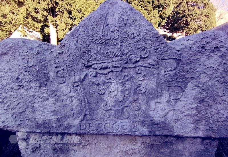 Grb Deškovića na jednom od sarkofaga - Omiš: Pod skutima Mirabele, u zazivu Mile Gojsalića