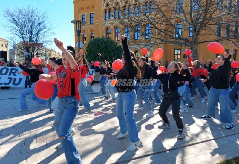 Kampanja One Billion Rising u Mostaru - VIDEO | Mostarci izazvali plesnu revoluciju