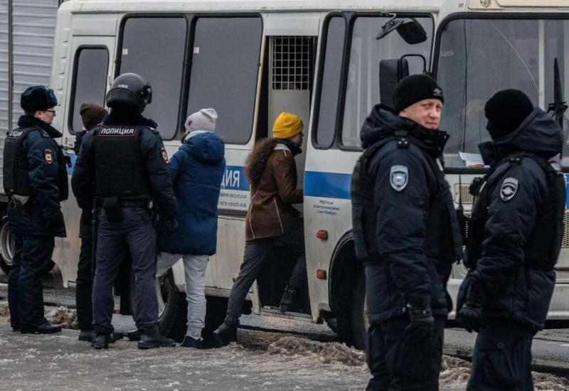 Više od 400 uhićenih zbog odavanja počasti Alekseju Navaljnom