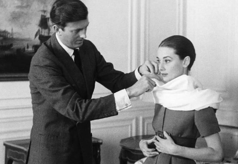Hubert de Givenchy i Audrey Hepburn 1957. godine - Grof koji je Audrey Hepburn stvorio modnu ikonu i žene oslobodio od uskih krojev