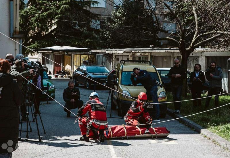 Simulacija evakuacije osobe u urbanom okruženju nakon potresa u Mostaru - Nevidljivi heroji: Volonteri koji spašavaju živote 