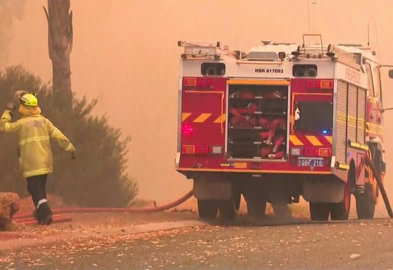 Ilustracija vatrogasci se bore s požarom u Australiji - Australija: Uništena imanja i izdana naredba za hitnu evakuaciju zbog velikih požara