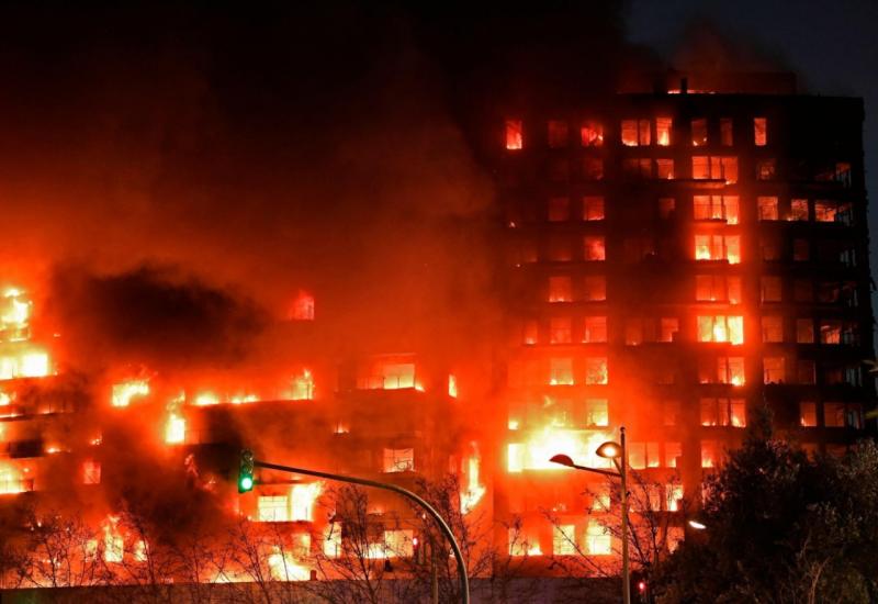 Vatra progutala zgrade: Najmanje četvero smrtno stradalih 