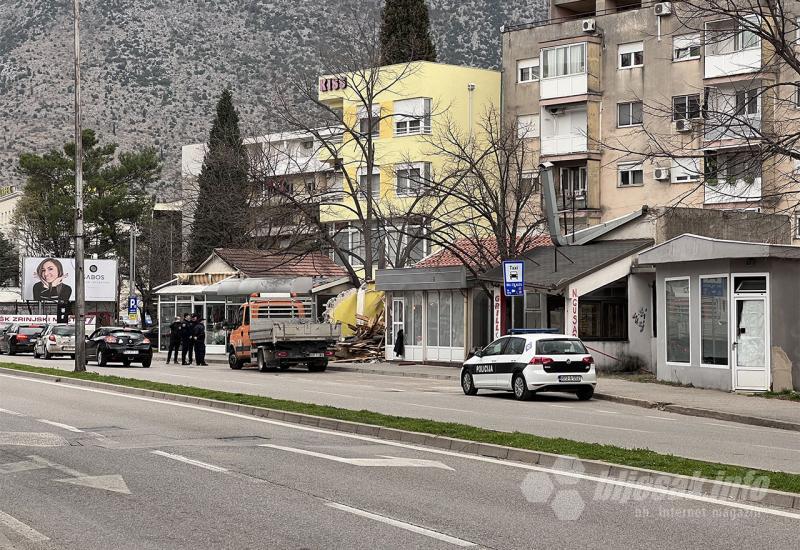 Uz policijsko osiguranje... - Još jedno 