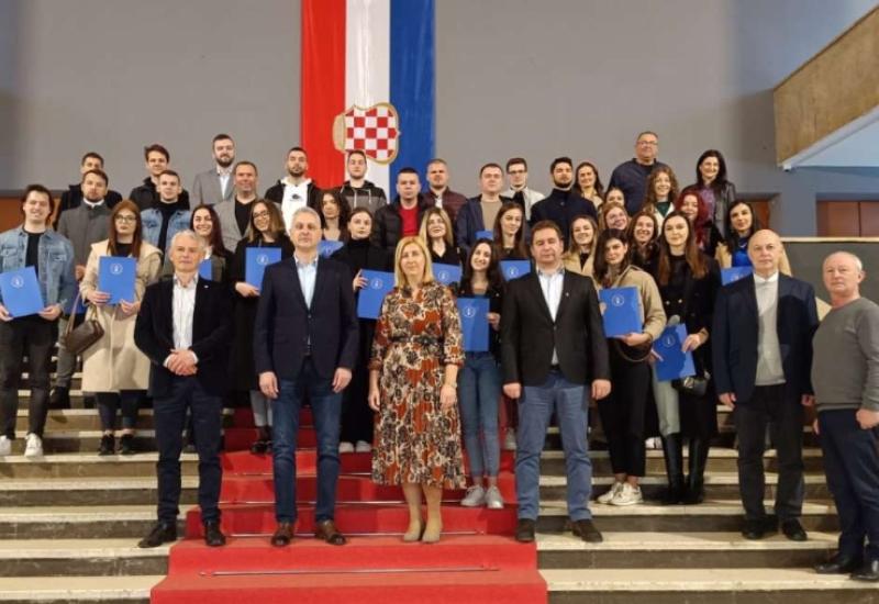 Mostar: 36 Napretkovih stipendista potpisalo ugovor o stipendiranju