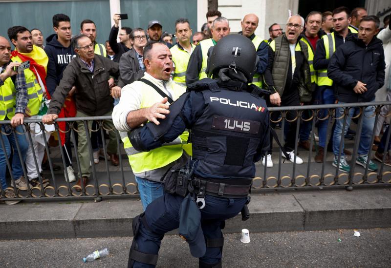 VIDEO | Neredi u Bruxellesu i Madridu: Prosvjednici pale gume, vodenim topovima protiv njih