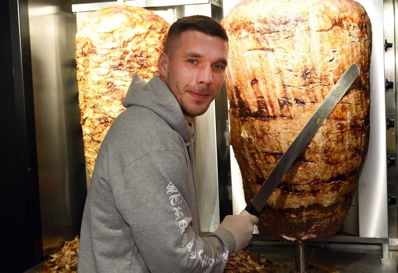 VIDEO I Podolski još igra, ali se bogati na kebabu 