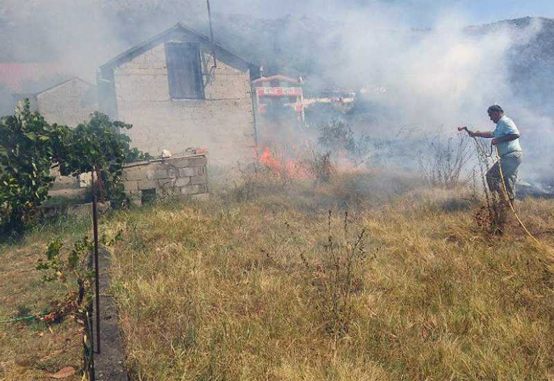 Jabuka.tv - Dva velika požara u Ljubuškom: Izgorjeli vinograd, masline i borova šuma