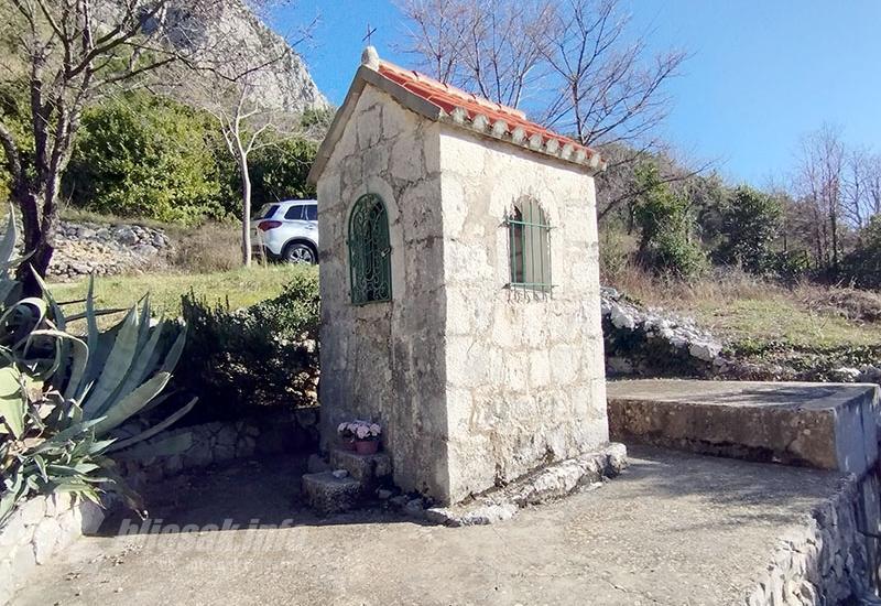 Kapela kod seoskog izvora - Drvenik, selo koje je ispod Biokova spuzalo do mora