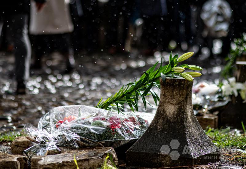 FOTO Cvijeće na Partizanskom za Dan neovisnosti
