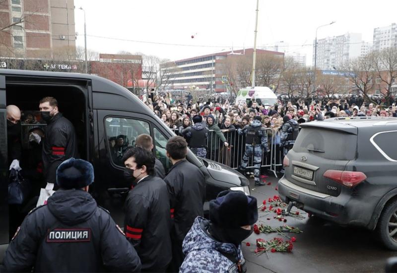 VIDEO | Nevjerojatni prizori u Moskvi: Tisuće došle na sahranu Navaljnog, policija uhićivala nakon obreda