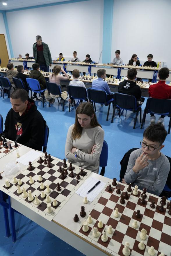Simultanka u sklopu turnira Brotnjo Open 2024 - Šahovski praznik u Mađugorju: Velemajstori odmjerili snage s kadetima i juniorima