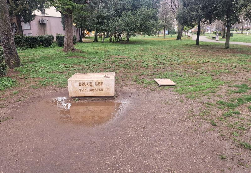 Iz parka Zrinjevac nestala statua Bruce Leeja  - Nema Bruce Leeja u Mostaru