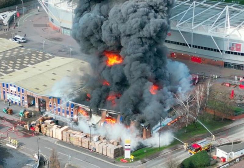 VIDEO I Zbog požara u blizini stadiona utakmica odgođena 