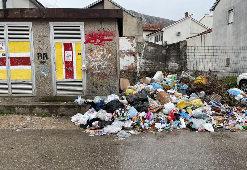 Lokacija koja pripada samom središtu grada... - Ponovni apel iz središta Mostara: Otpad se počeo razvlačiti po ulici