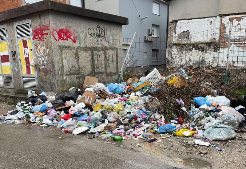 Ponovni apel iz središta Mostara: Otpad se počeo razvlačiti po ulici