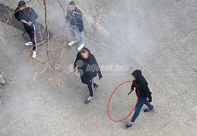 Foto| Istraga tučnjave ispred škole u Mostaru - policija suzila krug