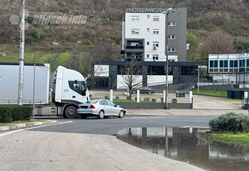 Prometna nesreća u Mostaru - Mostar: Sudar kamiona i automobila na sjevernom ulazu u grad