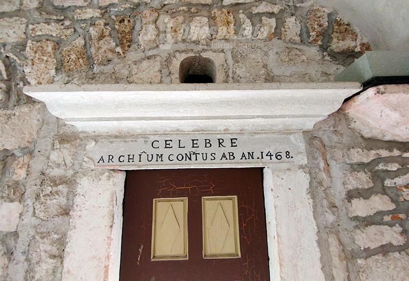 Natpis iznad ulaza u sakristiju - Zaostog: U zavičaju Starca Milovana