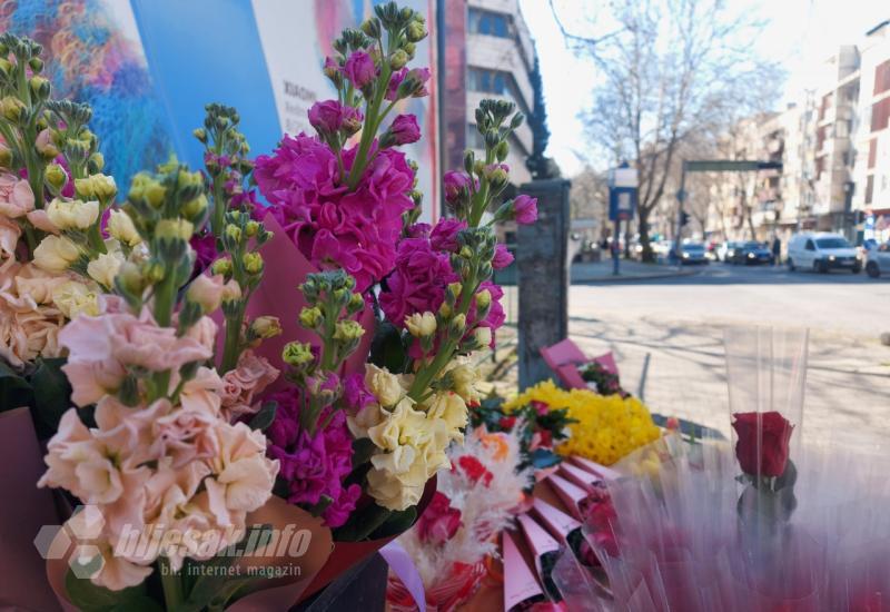 Ponuda cvijeća za Dan žena na mostarskim ulicama - FOTO | Prodavači spremni - Provjerili smo cijene 