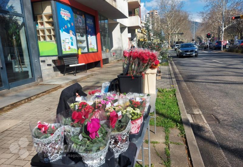 Brojni štandovi s cvijećem u Mostaru - FOTO | Prodavači na ulicama, ponuda šarolika - Provjerili smo cijene 