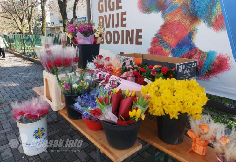 Ponuda cvijeća  - FOTO | Prodavači na ulicama, ponuda šarolika - Provjerili smo cijene 