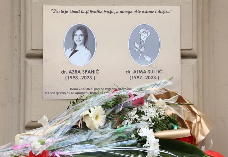  Spomen-ploča u znak sjećanja na mlade liječnice Azru Spahić i Almu Suljić