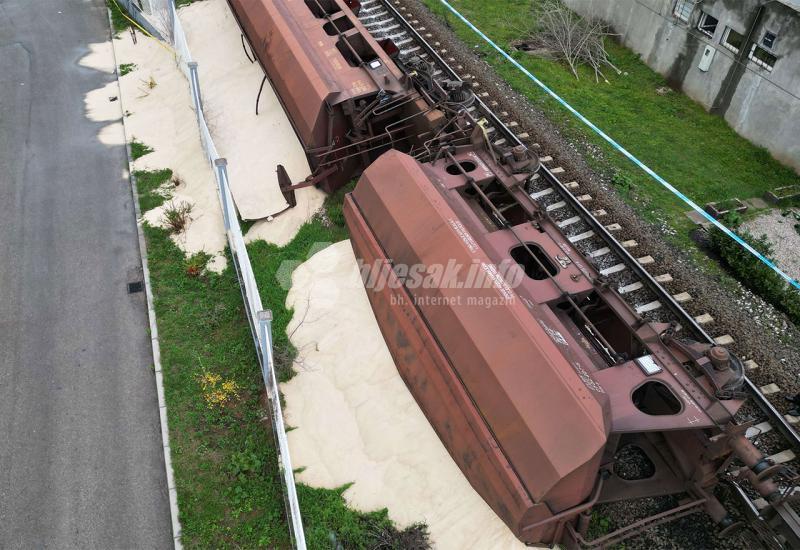Prometna nesreća u mostarskom naselju Opine - FOTO | Prometna nesreća kod Mostara: Pet vagona iskočilo iz šina i prevrnulo se