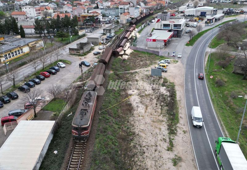 Prometna nesreća u mostarskom naselju Opine - FOTO | Prometna nesreća kod Mostara: Pet vagona iskočilo iz šina i prevrnulo se