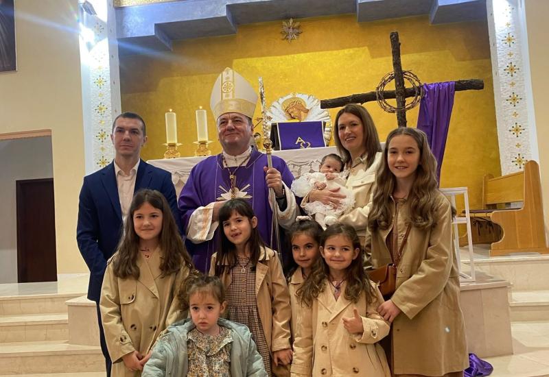 VIDEO | Emotivno krštenje u Ljutom Docu: Biskup Palić blagoslovio sedmo dijete obitelji Šakić