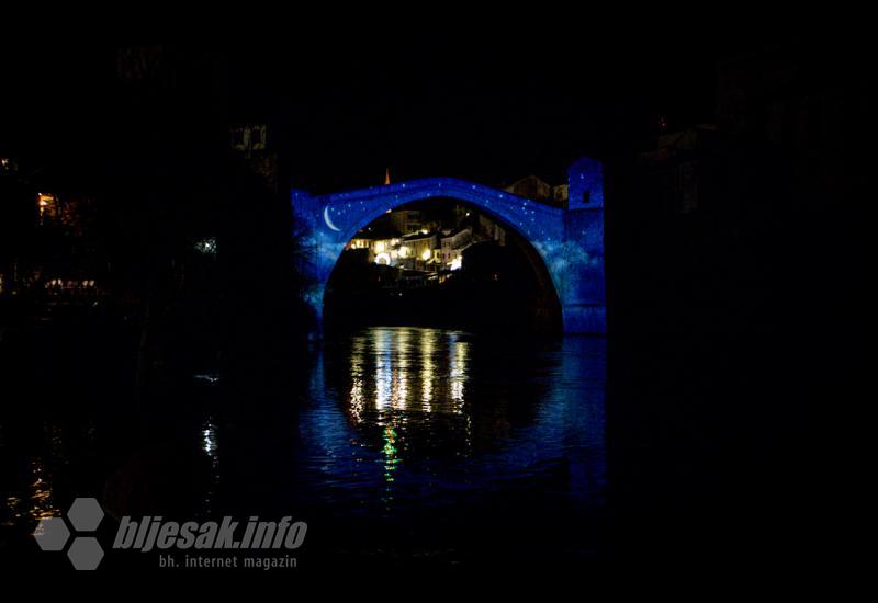 Stari most osvijetljen porukama ramazana