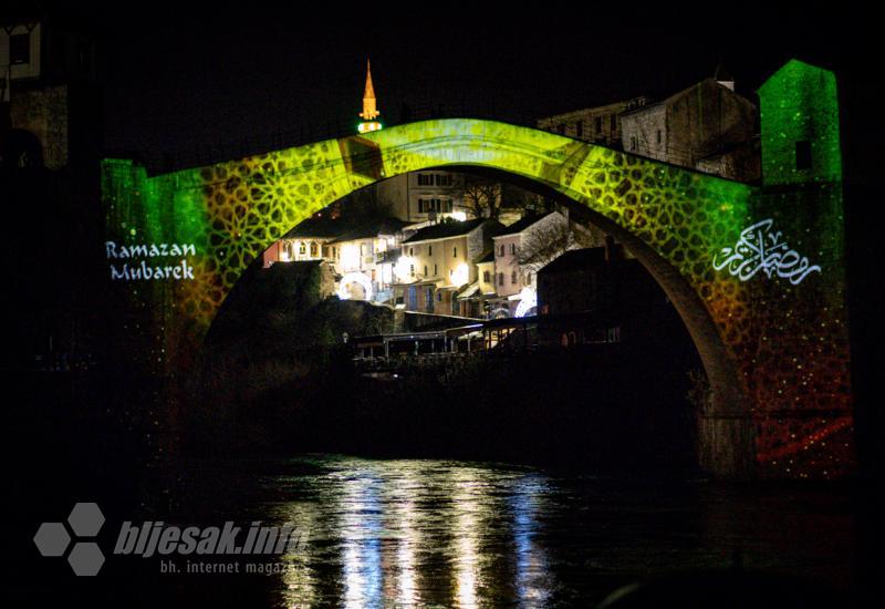 Stari most osvijetljen porukama ramazana