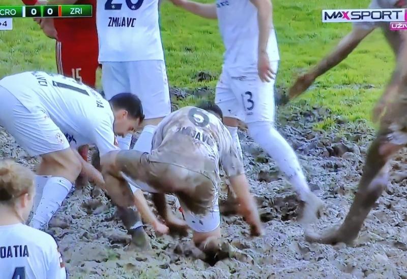 VIDEO | Nogometaši Zrinskog i Croatije rukama kopali u blatu 